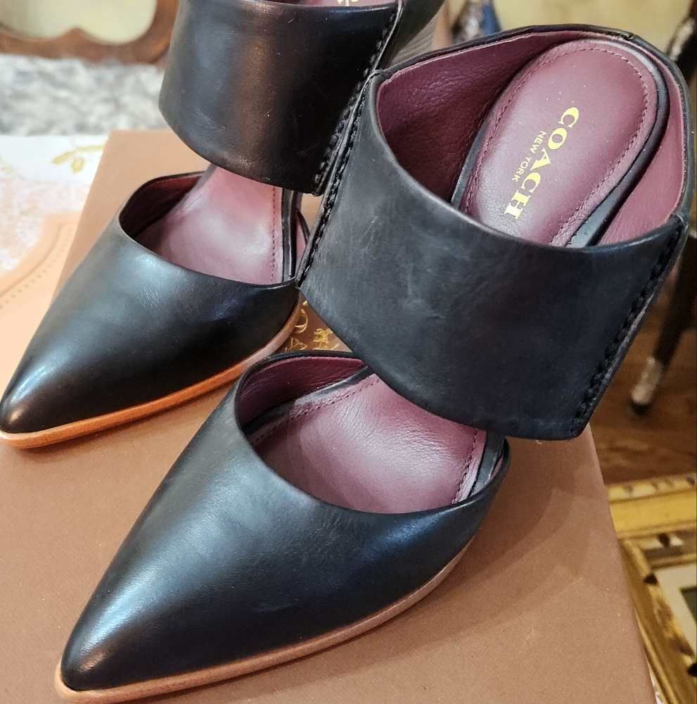 New in box Coach Fortune Vegan leather black pump